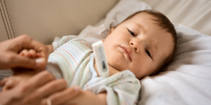 Uitslag baby in combinatie met koorts? Houd je baby goed in de gaten en neem bij twijfel contact op met de huisarts.
