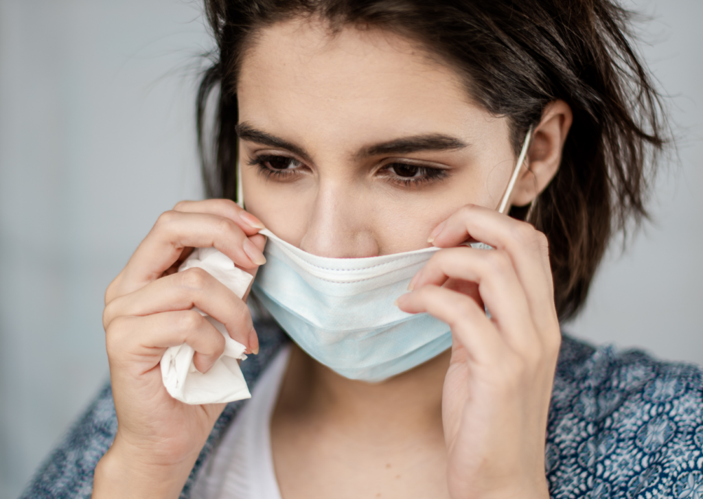 dame met een mondkapje