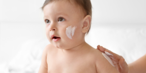 De gevoelige babyhuid vraagt om een milde verzorging zonder onnodige toevoegingen, zoals Edula® zalf.