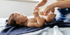 Regelmatig verschonen en de huid daarna verzorgen met een beschermende zalf helpen de gevoelige babyhuid optimaal te ondersteunen.