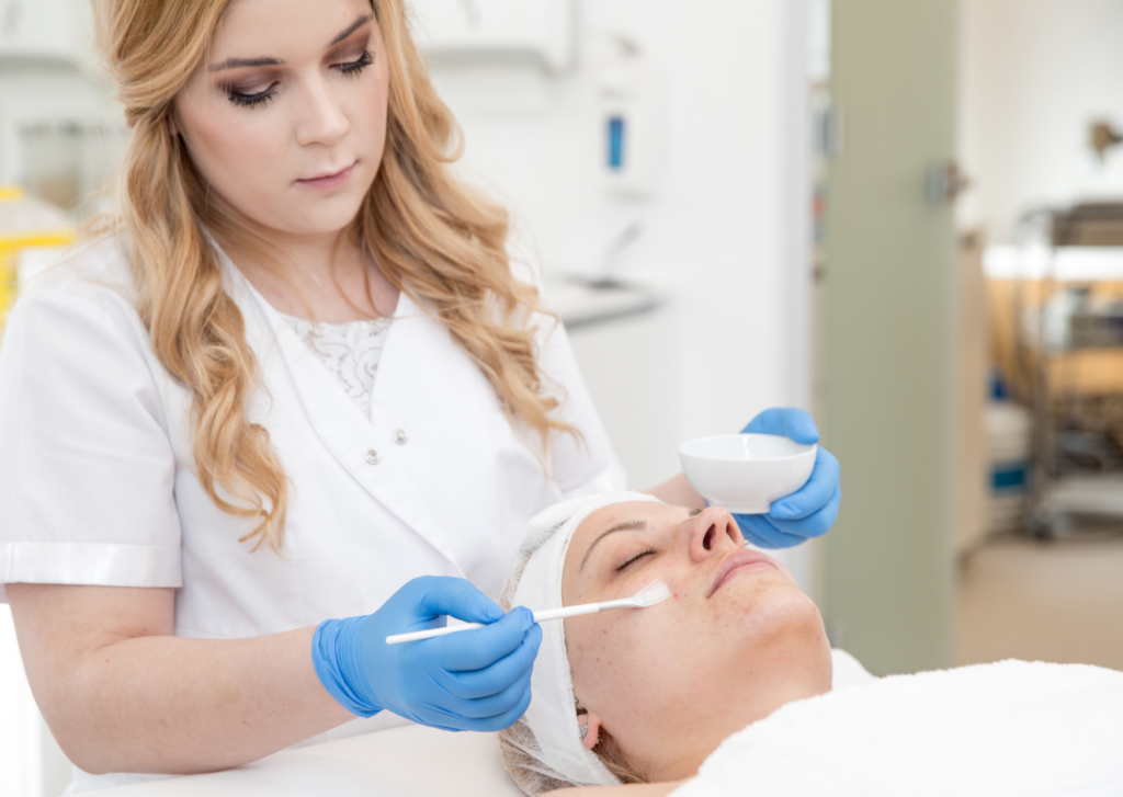 een chemische peeling wordt uitgevoerd bij een dame
