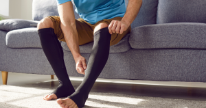 Steunkousen ondersteunen de bloedcirculatie in de benen en helpen zo klachten van hypostatisch eczeem te verminderen.