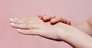 Het hydrateren van je handen is heel belangrijk om kloven in je vingers te verzorgen en te voorkomen.