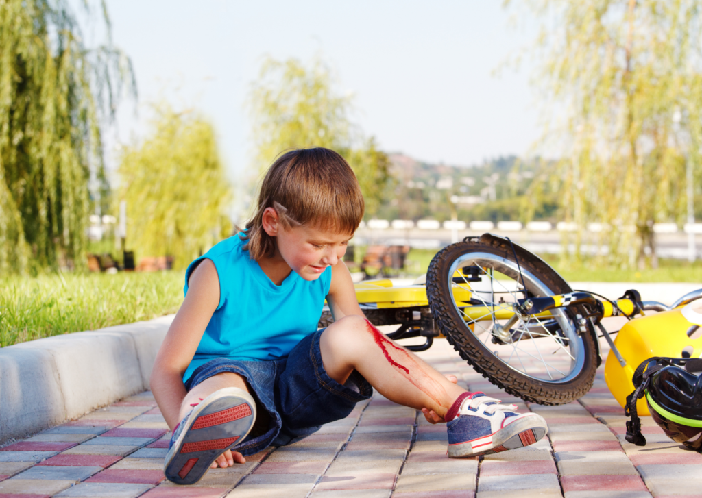 zalf voor wondjes: een jonge is gevallen van de fiets met als gevolg een bloedende knie