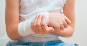 Diverse factoren spelen een rol bij littekenvorming bij een kind zoals hoe snel en goed de wond wordt verzorgd.