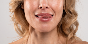 Aan schrale lippen likken kan de klachten juist verergeren, omdat speeksel verdampt en de lippen verder kan uitdrogen.