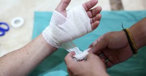 Diepe snijwond verzorgen: Door een diepe snijwond goed af te dekken met een steriel verband blijft de wond beter beschermd tegen vuil, bacteriën en verdere irritatie.