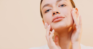 Een natuurlijke facelift richt zich op het ondersteunen van een frisse, soepele en goed gehydrateerde huid.