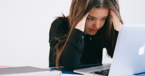 Stressvlekken: Een combinatie van ontspanning, voldoende rust en milde huidverzorging helpt vaak om de huid rustiger te krijgen.