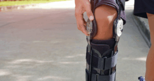 het dragen van een knie brace geeft extra ondersteuning bij knie operatie herstel