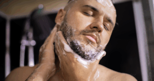 Wanneer je je baard te vaak wast of agressieve shampoos gebruikt kunnen natuurlijke oliën verdwijnen en een droge huid ontstaan