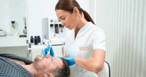 Een optie om oudere paarse littekens te behandelen is Microdermabrasie