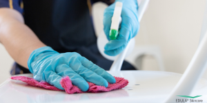 Beschermende handschoenen helpen je handen tijdens het schoonmaken te beschermen tegen water, schoonmaakmiddelen en andere irriterende stoffen.