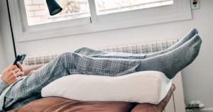 Om klachten te verminderen is het belangrijk om o.a. voldoende rust te nemen en je benen hoger te leggen. 