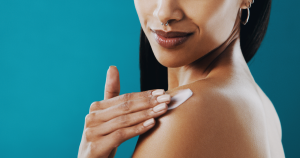 Veel mensen gebruiken een vochtinbrengende crème als onderdeel van hun dagelijkse huidverzorging, hierdoor blijft de huidbarrière beter beschermd.