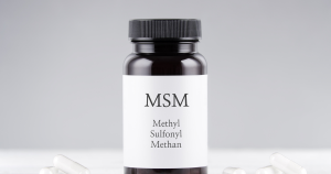 MSM ervaringen huid: MSM kan zowel oraal worden gebruikt in de vorm van capsules of poeder, als topisch via crèmes, lotions en serums die direct op de huid worden aangebracht.