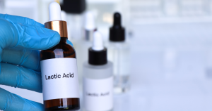 Melkzuur, ook wel lactic acid genoemd, wordt vaak gebruikt als gebruikt als exfoliërend zuur bij een peeling. 