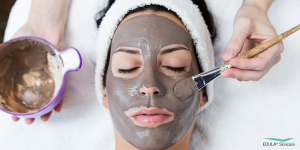 Een bio peeling is een intensieve huidbehandeling waarbij een mengsel met plantaardige ingrediënten op de huid wordt aangebracht.