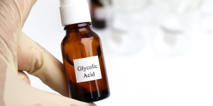 Glycolzuur is een veelgebruikt alfahydroxyzuur (AHA) in huidverzorgingsproducten en chemische peelings.