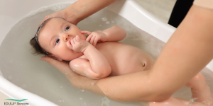 Te vaak of te lang badderen kan de gevoelige babyhuid uitdrogen. Houd een badje daarom kort en gebruik lauwwarm water.