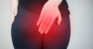 Eczeem op je billen kan verschillende symptomen veroorzaken waaronder pijn en een branderig gevoel.