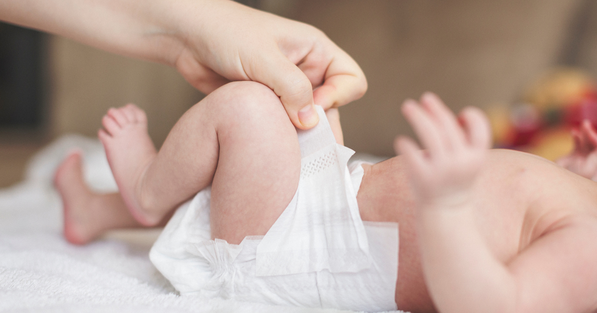 Luierzalf: Verschoon de luiers van je baby regelmatig om luieruitslag te voorkomen.