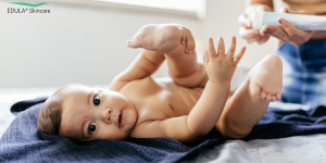 Hier zou ik als onderschrift zetten:Een beschermende zalf helpt de kwetsbare babyhuid te verzorgen en te beschermen tegen vocht en andere irriterende invloeden.