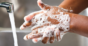 Was je handen niet te vaak en ook niet te heet om droge nagelriemen te voorkomen.