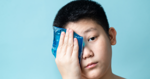 Om jeuk en zwelling te verminderen kan je een koud kompres gebruiken.