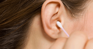 Gebruik liever geen wattenstaafjes, want die verwijderen te veel oorsmeer, wat juist natuurlijke bescherming biedt