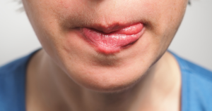 Het veelvuldig likken van de lippen kan ervoor zorgen dat de klachten van lippen eczeem verergeren.