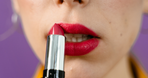 Lippen eczeem: make-up kan het herstel van je lippen vertragen en het natuurlijke herstelproces verstoren. Wacht hier daarom tijdelijk mee.