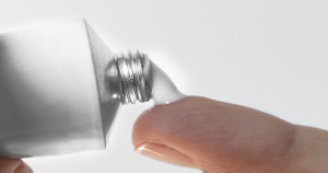 Het aanbrengen van een vette verzorgende zalf is een van de eerste stappen om de huid te beschermen en jeuk te helpen verminderen.