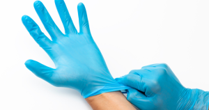 eczeem handen blaasjes: draag ten alle tijden handschoenen tijdens het schoonmaken om verergering van je klachten te voorkomen.