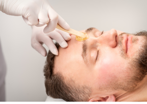 Harsen wenkbrauw: bij harsen worden de haartjes in één keer verwijderd.